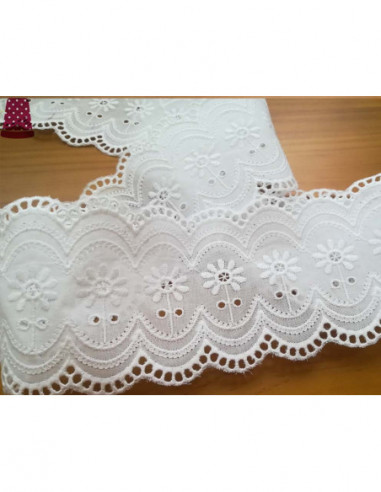 Entredós de batista bordada (ancho 8 cms)...