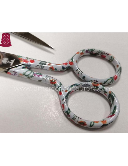 Tijera costura decorada modelo flores fondo blanco de Palmera