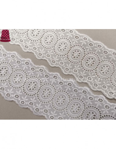 Entredós de batista bordada (ancho 8 cms)...