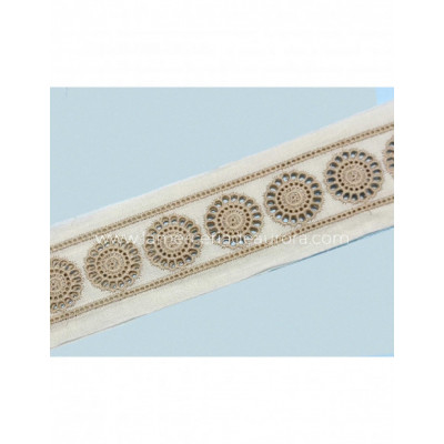 Entredós batista bordada crudo y camel (ancho 5cms) Abril