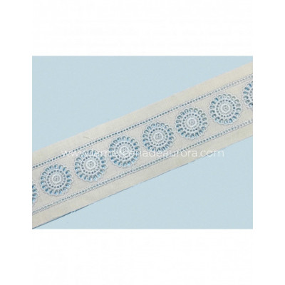 Entredós batista bordada crudo y celeste (ancho 5cms) Abril