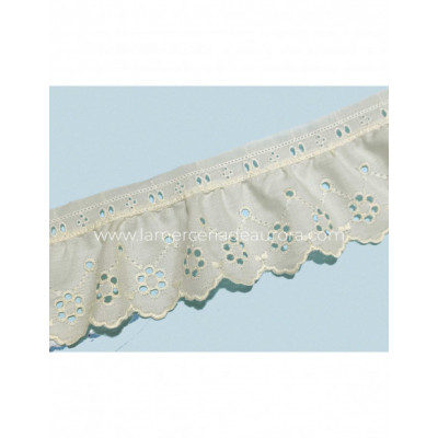 Bordado fruncido batista con pasacintas beige (ancho...