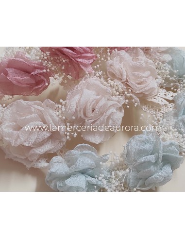 Corona enrollada con flores tul y gypsophila de Siena Complementos - DETALLE