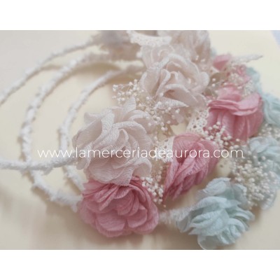 Corona enrollada con flores tul y gypsophila de Siena Complementos 2