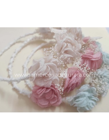 Corona enrollada con flores tul y gypsophila de Siena Complementos - DETALLE