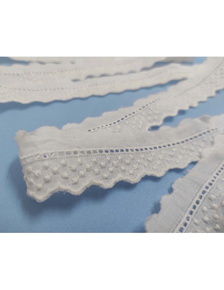 Puntilla de batista bordada blanca (3cm) topitos