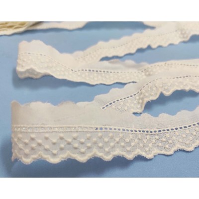 Puntilla de batista bordada crudo (3cm) topitos