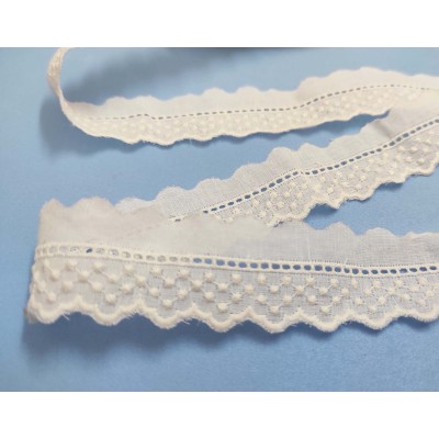 Puntilla de batista bordada crudo (3cm) topitos 2