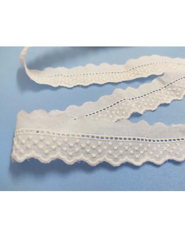 Puntilla de batista bordada crudo (3cm) topitos