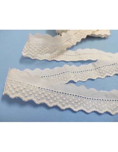 Puntilla de batista bordada crudo (3cm) topitos