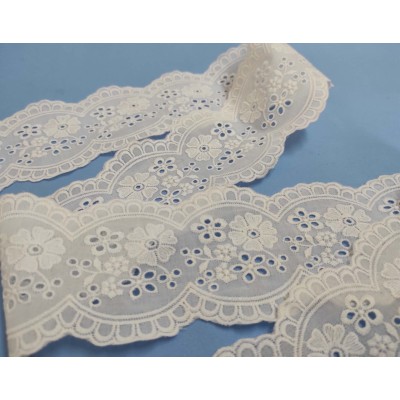 Entredós batista bordada crudo (ancho 7,8cm) Flores y...