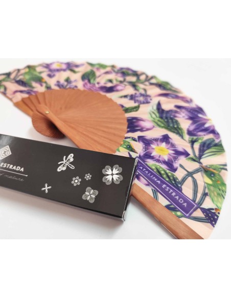 Abanico madera y tela de seda con caja "Pepino Dulce Nude" de Catalina Estrada
