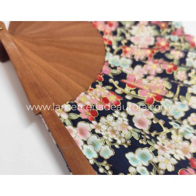 Abanico madera peral y tela "Flores sobre fondo negro" 2