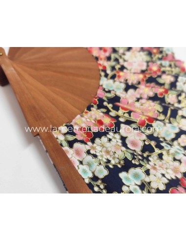 Abanico madera peral y tela "Flores sobre fondo...