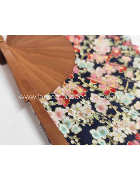 Abanico madera peral y tela "Flores sobre fondo negro"