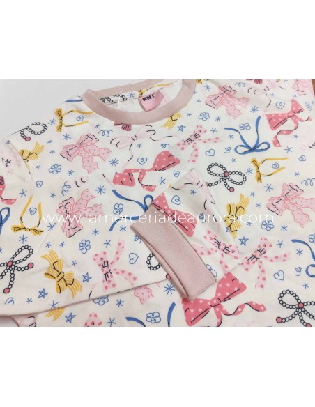 Pijama largo juvenil algodón interlock "Lazos" KN25462 de Kinanit - DETALLE ESTAMPADO CAMISETA