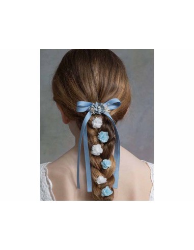 La modelo lleva el lazo con cintas Lulú en AZUL FRANCIA y además PINCHOS FLOR BAMBOLA.