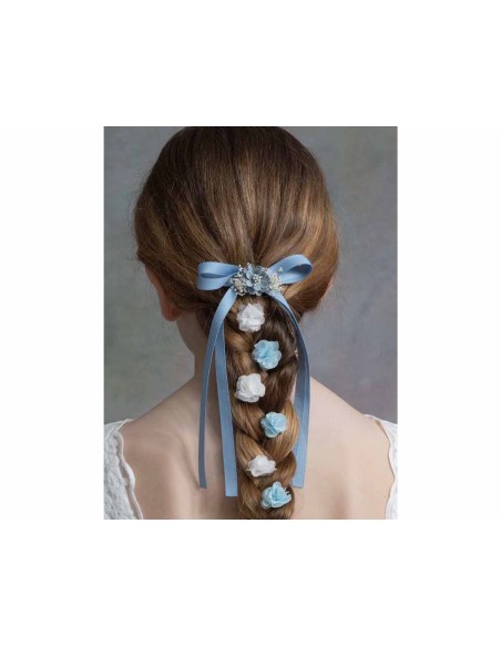 La modelo lleva el lazo con cintas Lulú en AZUL FRANCIA y además PINCHOS FLOR BAMBOLA.