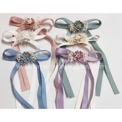 La modelo lleva el lazo con cintas Lulú en AZUL FRANCIA y además PINCHOS FLOR BAMBOLA. 2