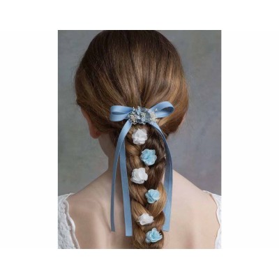 La modelo lleva el lazo con cintas Lulú en AZUL FRANCIA y además PINCHOS FLOR BAMBOLA.