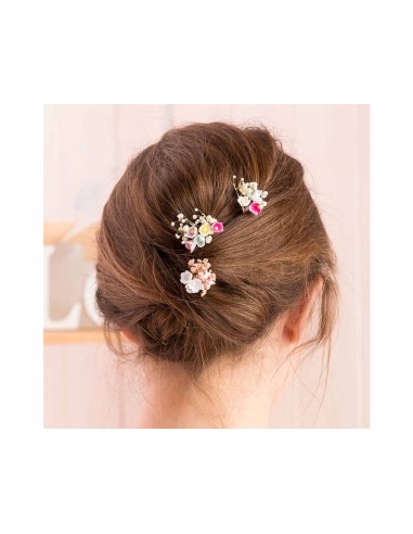 La modelo lleva: 1 pack fucsia y 1/2 pack blanco.