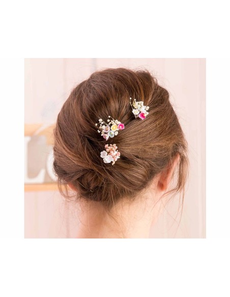 La modelo lleva: 1 pack fucsia y 1/2 pack blanco.