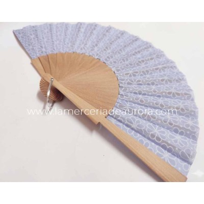 Abanico de madera natural y tela "Azul cielo flores blancas" 2