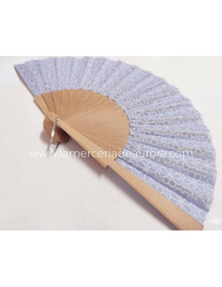 Abanico de madera natural y tela "Azul cielo flores blancas"