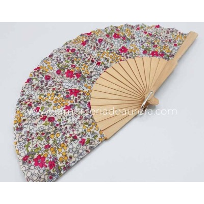 Abanico de madera natural y tela Liberty rosaleda dorada de Cuatrogotas 2