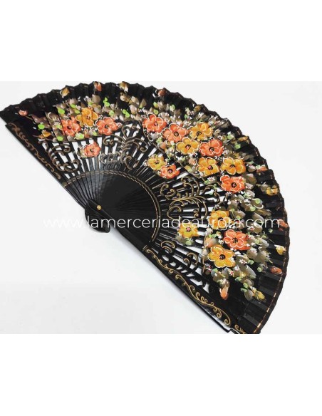 Abanico de madera calado y pintado a mano "Flores" negro de Cuatrogotas