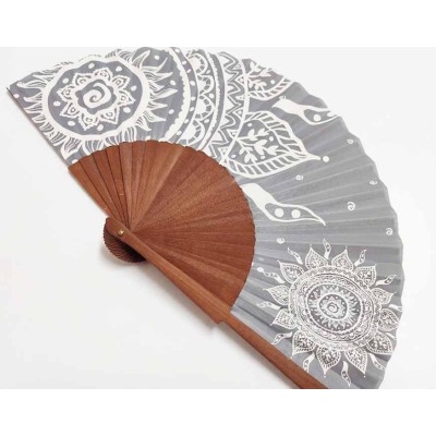 Abanico de madera y tela algodón "Mandalas gris" de Cuatrogotas 2