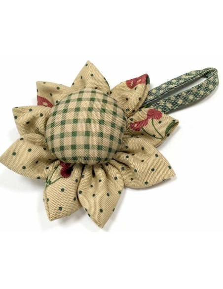 Alfiletero "Flor cuadros y topos beige y verde" de N.Marcos