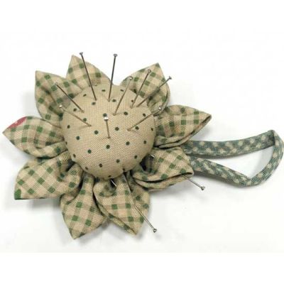Alfiletero "Flor topos y cuadros beige y verde" de N.Marcos 2