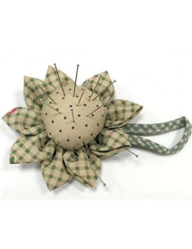 Alfiletero "Flor topos y cuadros beige y verde" de N.Marcos