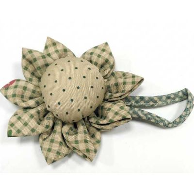 Alfiletero "Flor topos y cuadros beige y verde" de N.Marcos