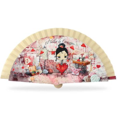 Abanico madera con caja "Taller de corazones" beige de Malamalaka